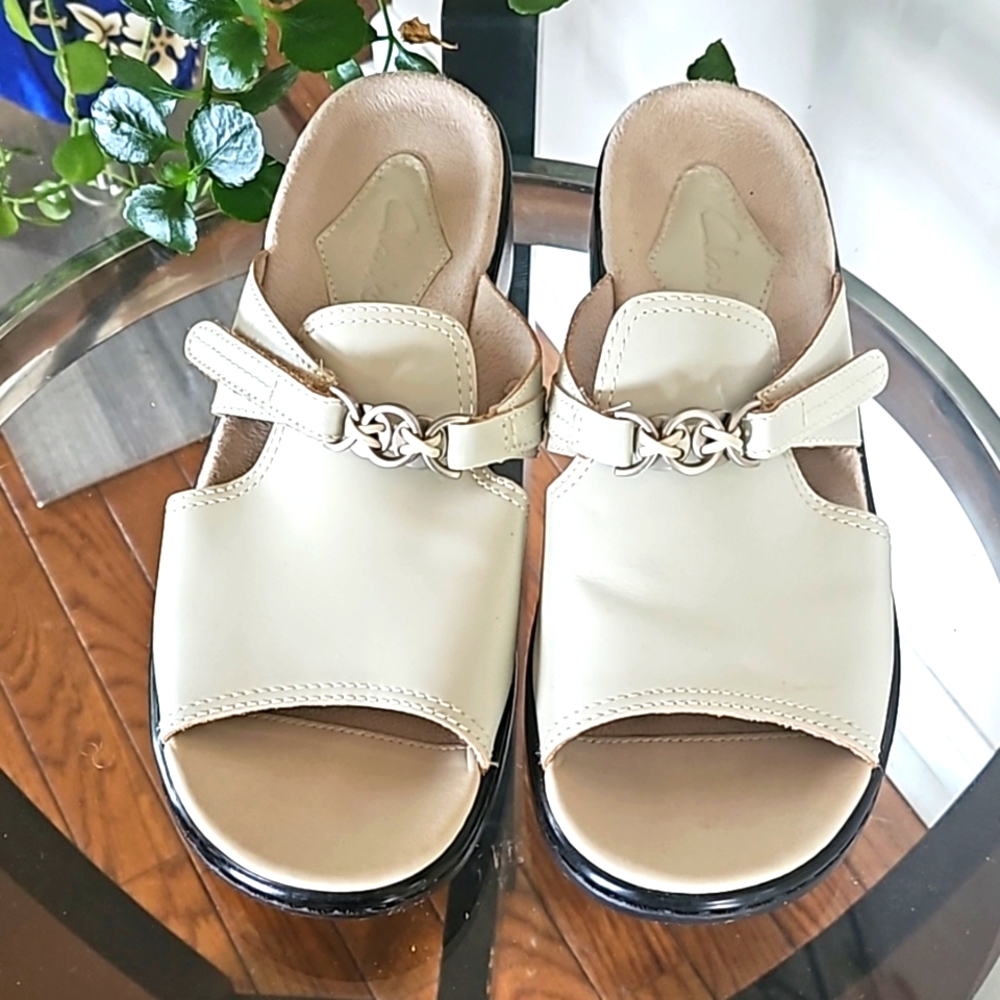 Clarks Open-Toe Sandals Size 7M Cream with Silver Accents